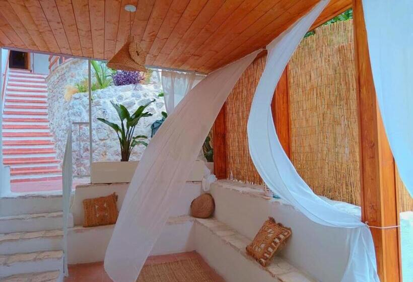 بنسيون Oikos Guesthouse & Rooftop