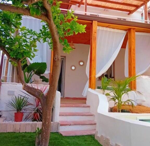 פנסיון Oikos Guesthouse & Rooftop