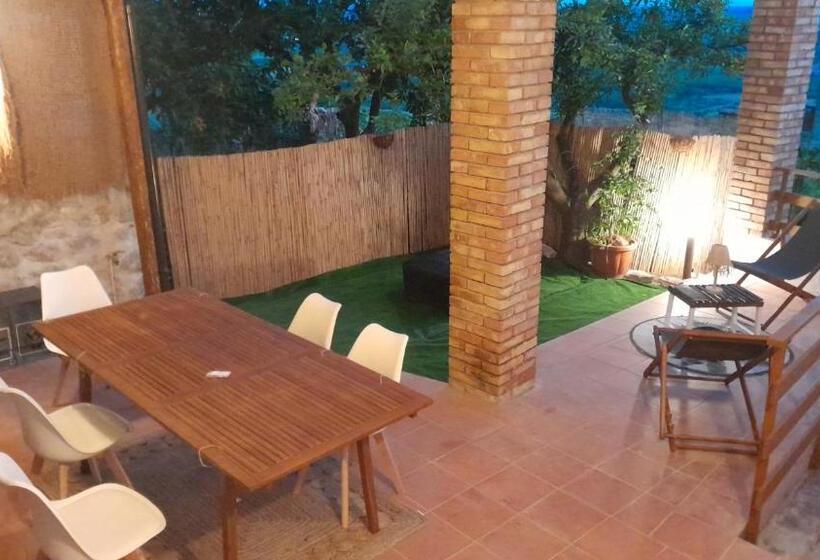 פנסיון Oikos Guesthouse & Rooftop