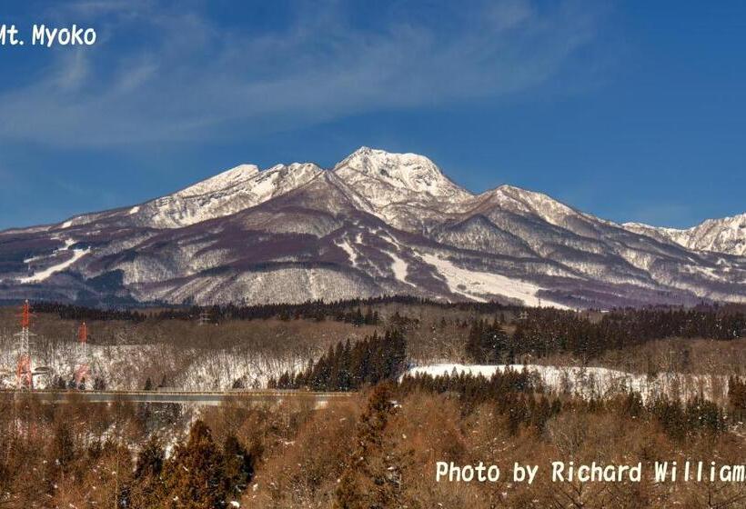 בית מלון כפרי Akakura Wakui