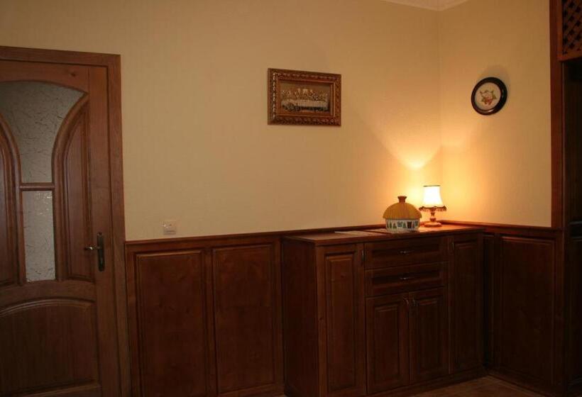 هتل On Dovbush Path