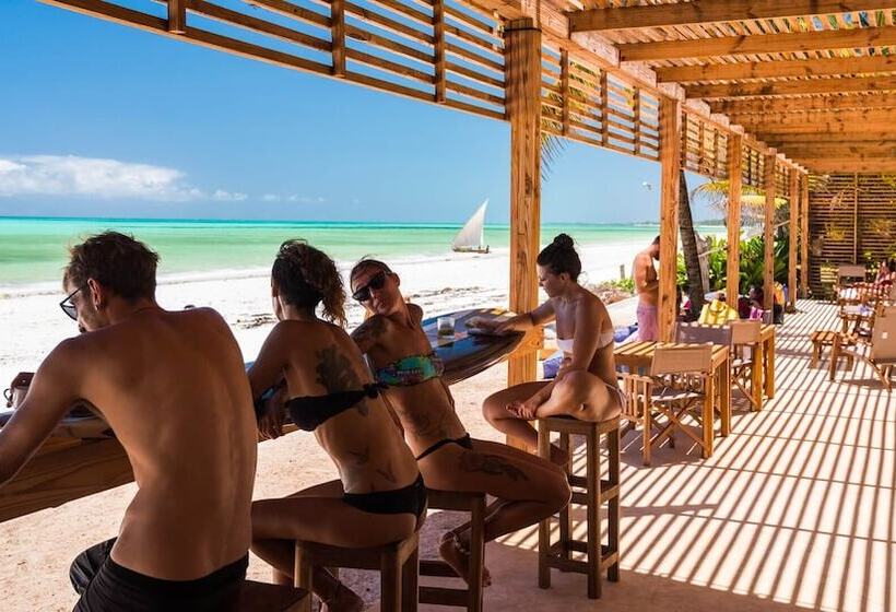 בית מלון כפרי Paje By Night Bungalows