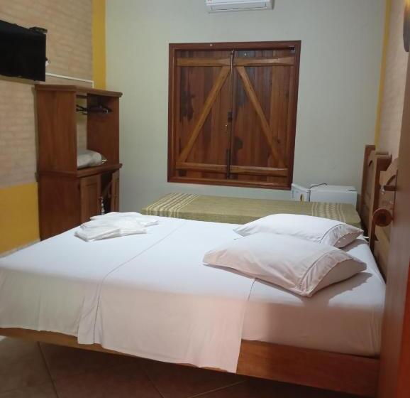 ユースホステル Pousada E Camping Claro Casa De Pedra De Delfinópolis  Mg