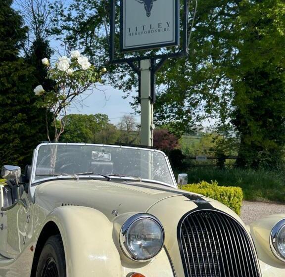 הוסטל The Stagg Inn & Classic Car Experience