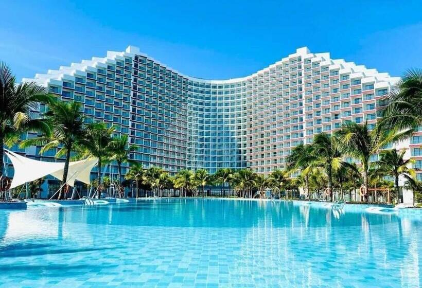 هتل کپسول The Arena