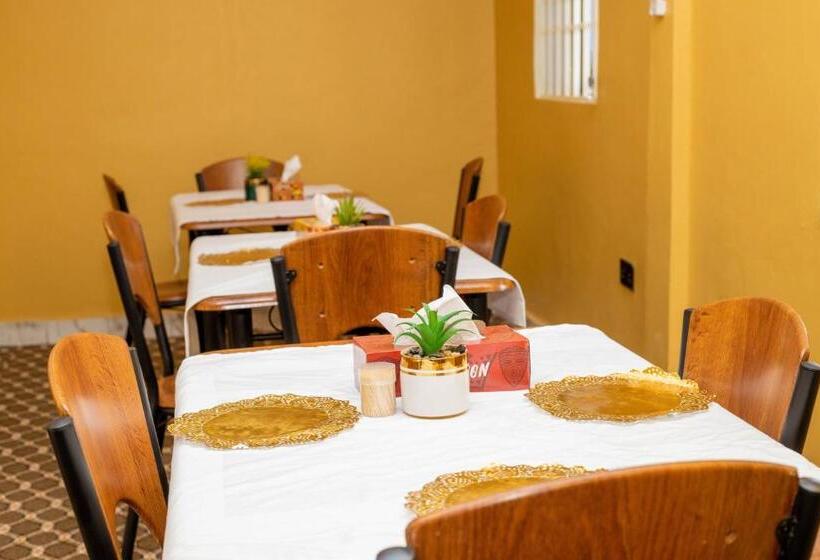 هتل De Ofosu Plaza