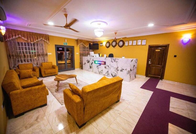 هتل De Ofosu Plaza