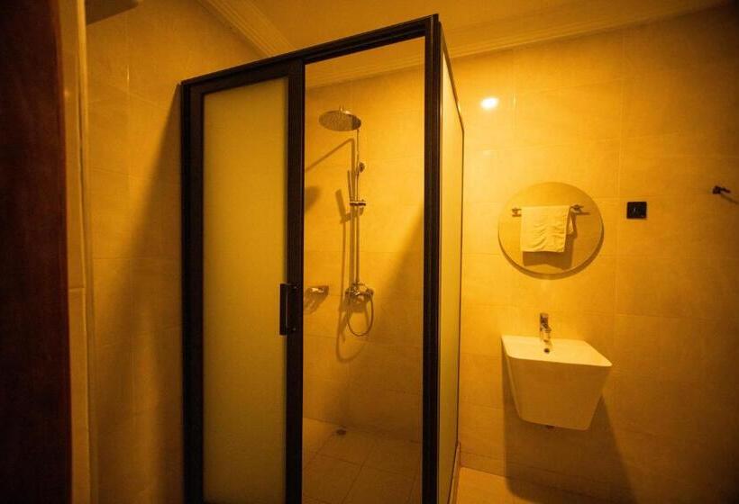 هتل De Ofosu Plaza