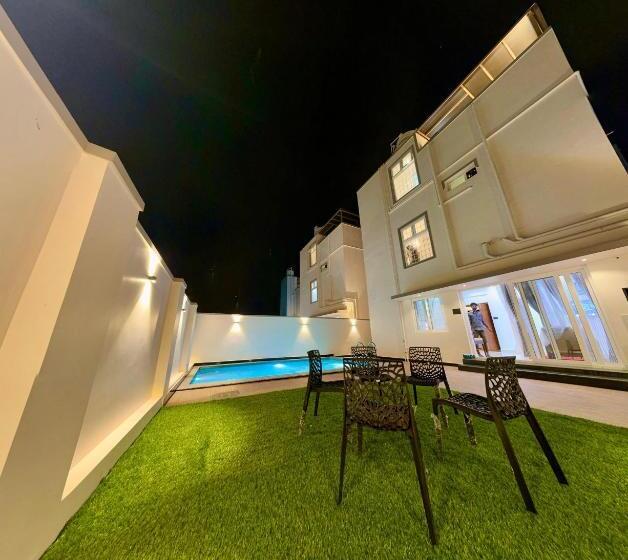 هتل Lavish Homestay