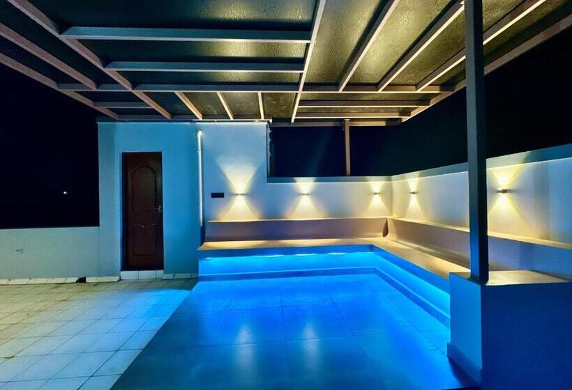 هتل Lavish Homestay