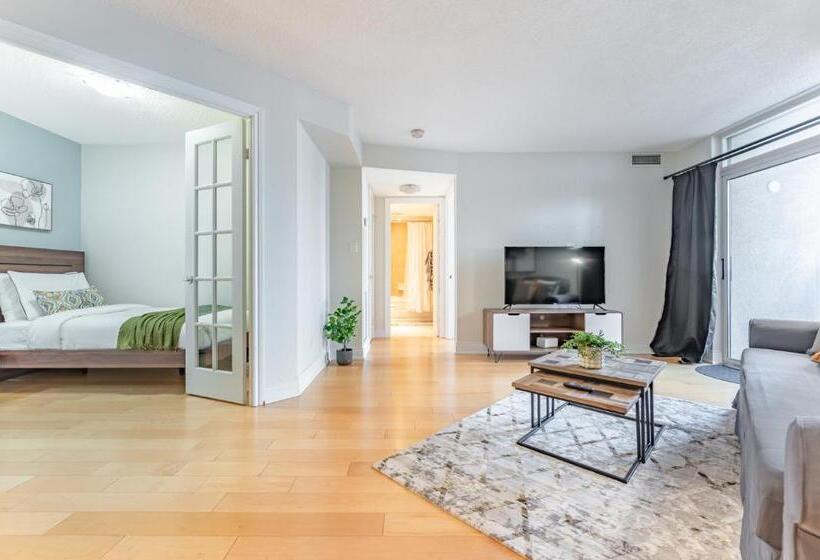 호텔 Executive 1 Plus Den Condo, Parking