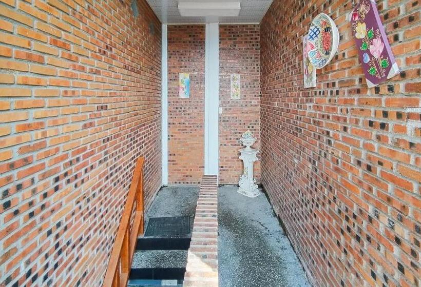 هتل Reddoorz At Jalan Ujung Sampun Berastagi