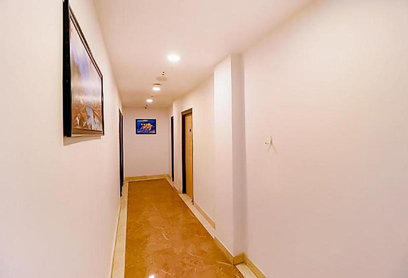 Отель Roomshala 173 Royal Inn Vinod Nagar