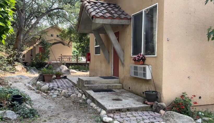 فندق Sequoia River Front Cabins