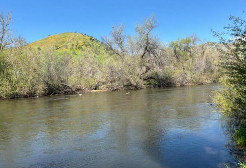 فندق Sequoia River Front Cabins