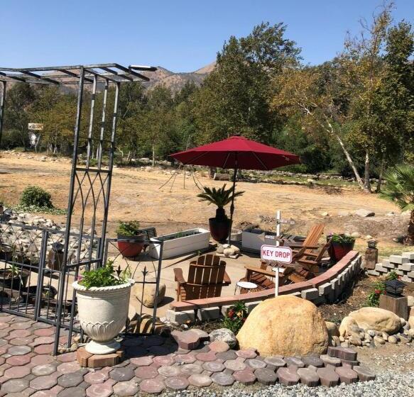 酒店 Sequoia River Front Cabins