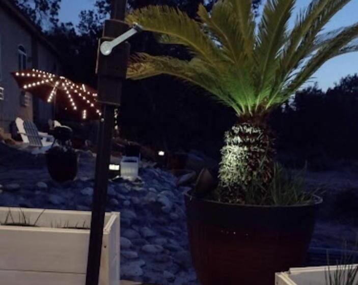 فندق Sequoia River Front Cabins