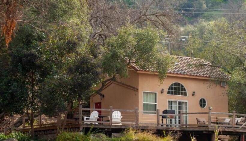 فندق Sequoia River Front Cabins