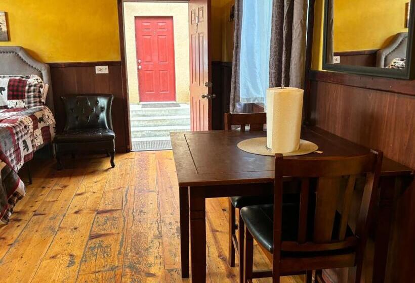 فندق Sequoia River Front Cabins