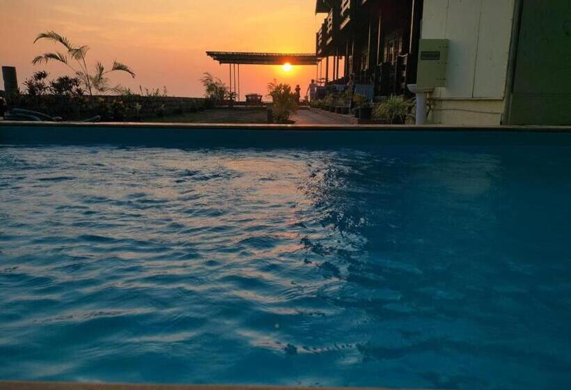 Отель The Empyrean