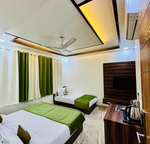 Отель Urban Stays