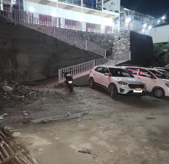 酒店 Yamunotri Heli Resort