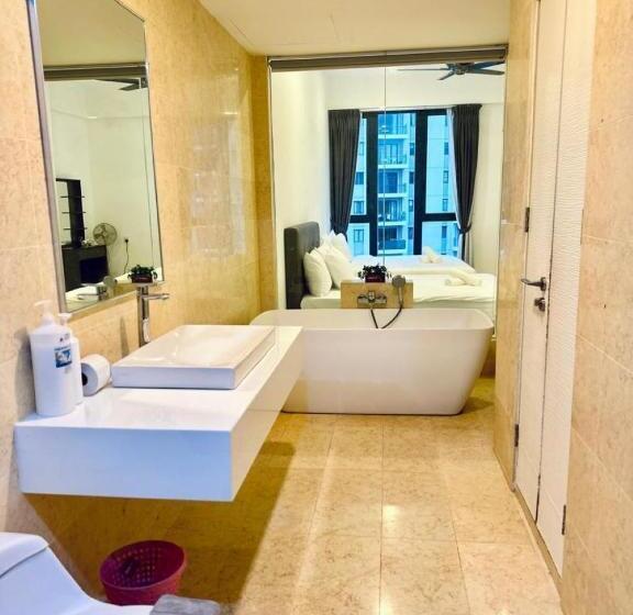 Jazz Suites Pool View With Bathtub   1001