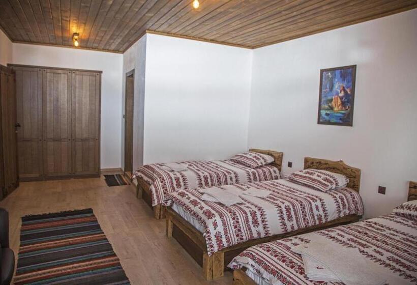 بنسيون Chateau Erkech Triple Room