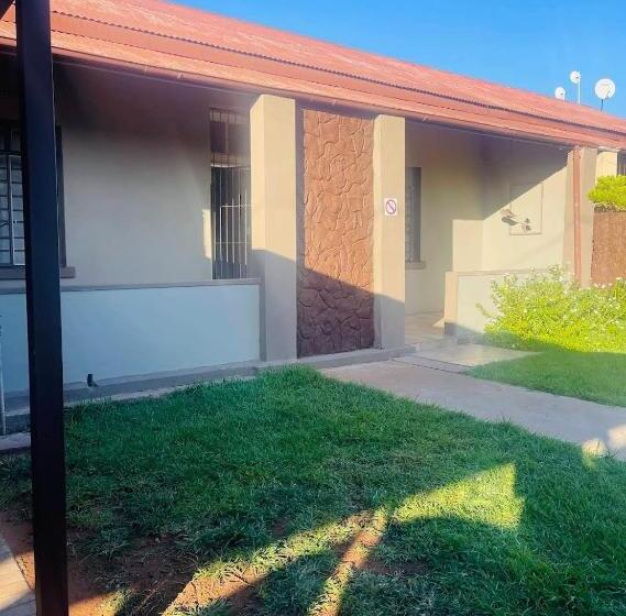 פנסיון Colleens Home Home