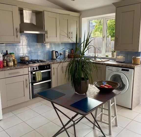 펜션 Entire House Wimbledon Lodge