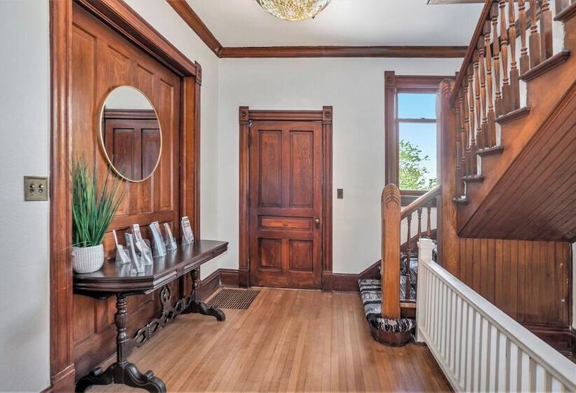 The Grand Inn Apartment Hotel 200