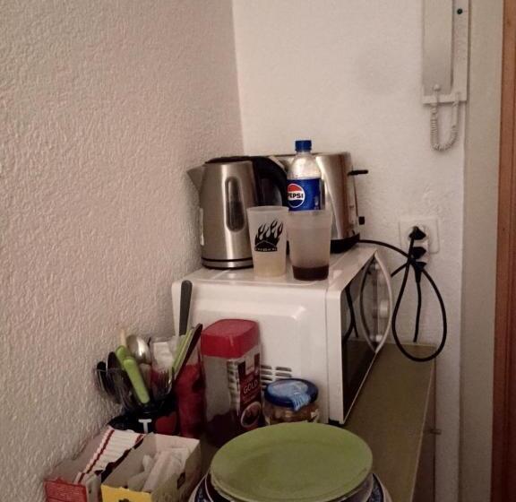 הוסטל Bed In Shared Vintage Room, Old Town, Kitchen ,no Net