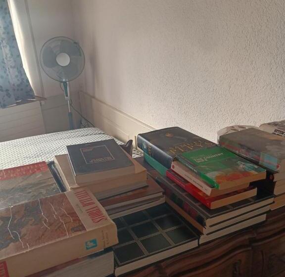 הוסטל Bed In Shared Vintage Room, Old Town, Kitchen ,no Net