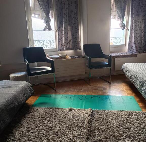 הוסטל Bed In Shared Vintage Room, Old Town, Kitchen ,no Net