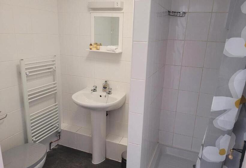 הוסטל The Shipwright Inn