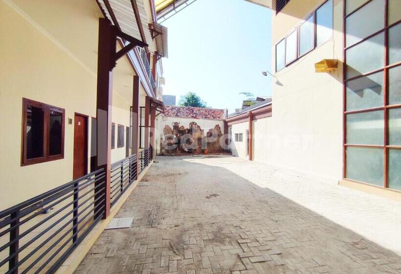 호텔 Mutiara Residence Near Simpang Lima Mitra Reddoorz