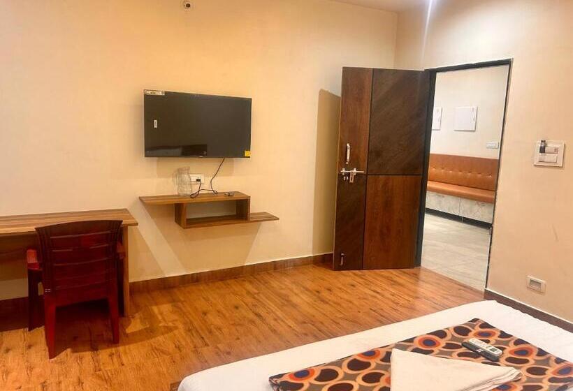 Отель Sv Banquets And Luxury Rooms