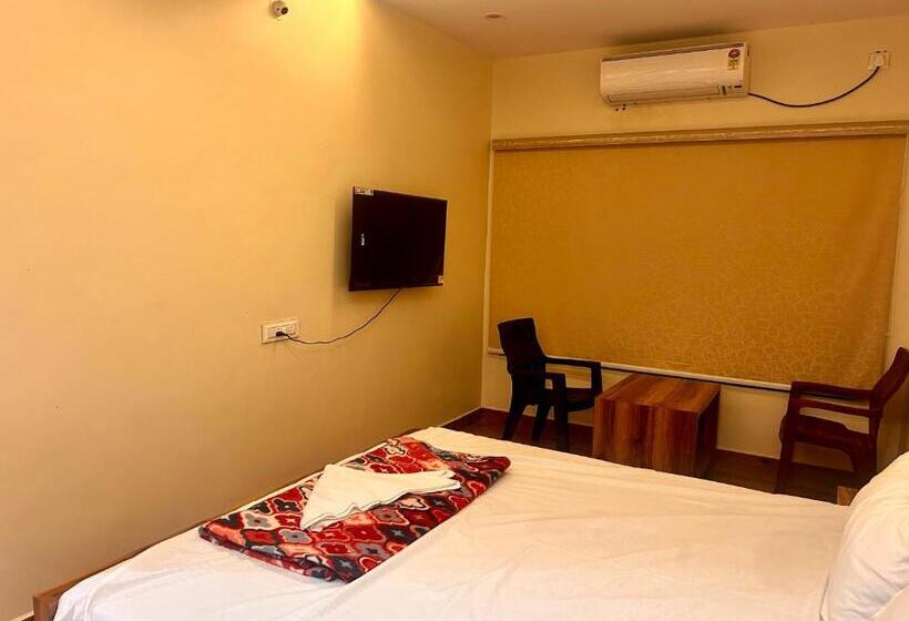 Отель Sv Banquets And Luxury Rooms