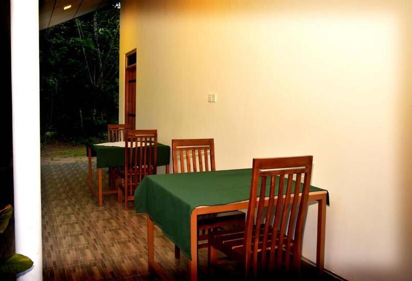 بنسيون Lake Forest Lodge