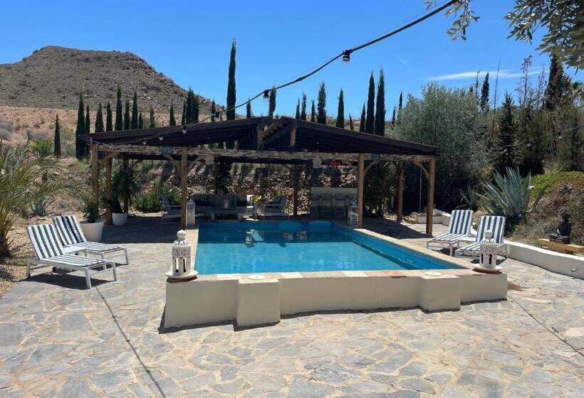 פנסיון Miluna Oasis Suites
