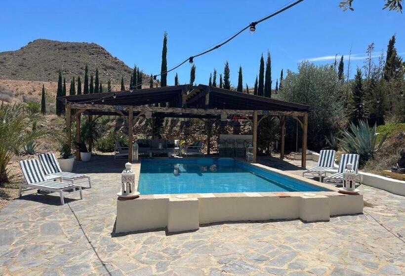 פנסיון Miluna Oasis Suites