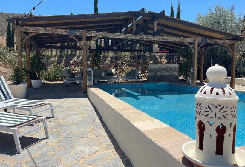 פנסיון Miluna Oasis Suites