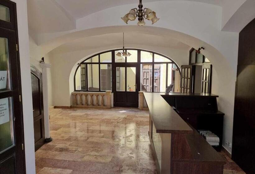 بنسيون Sas Tér Vendégház