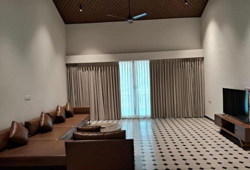 リゾートホテル Sandesh Water Edge Kabini