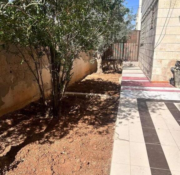 هاستل Roman Inn