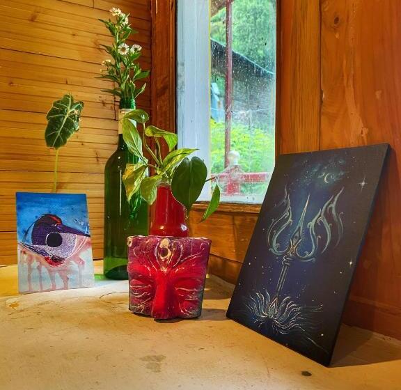 تختخواب و صبحانه Canvas And Coffee