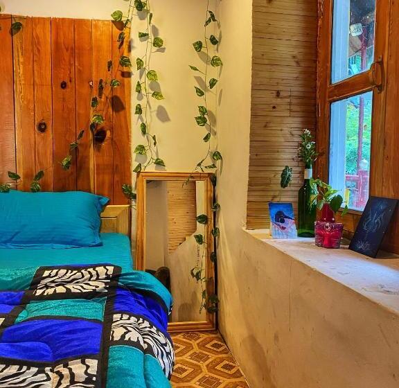 تختخواب و صبحانه Canvas And Coffee