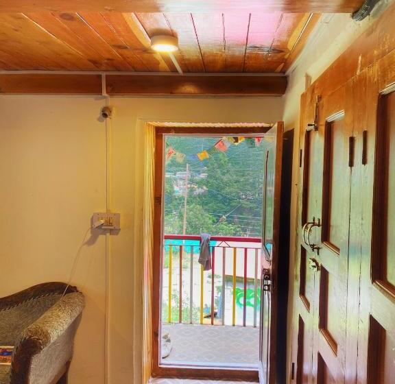 تختخواب و صبحانه Canvas And Coffee