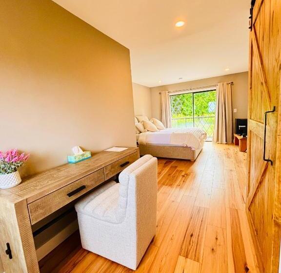 צימר Oceanside Manor   Fancy Room   Golf Course & Beach View