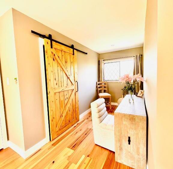 צימר Oceanside Manor   Fancy Room   Golf Course & Beach View